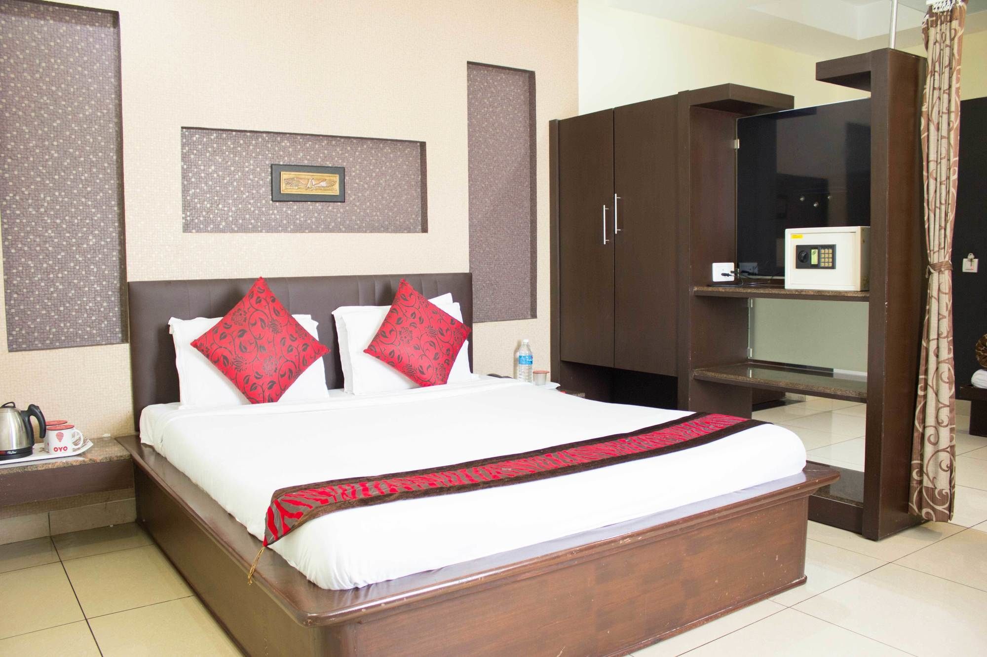 Oyo 4895 Abi Krishna Hotel Pondicherry Exterior photo