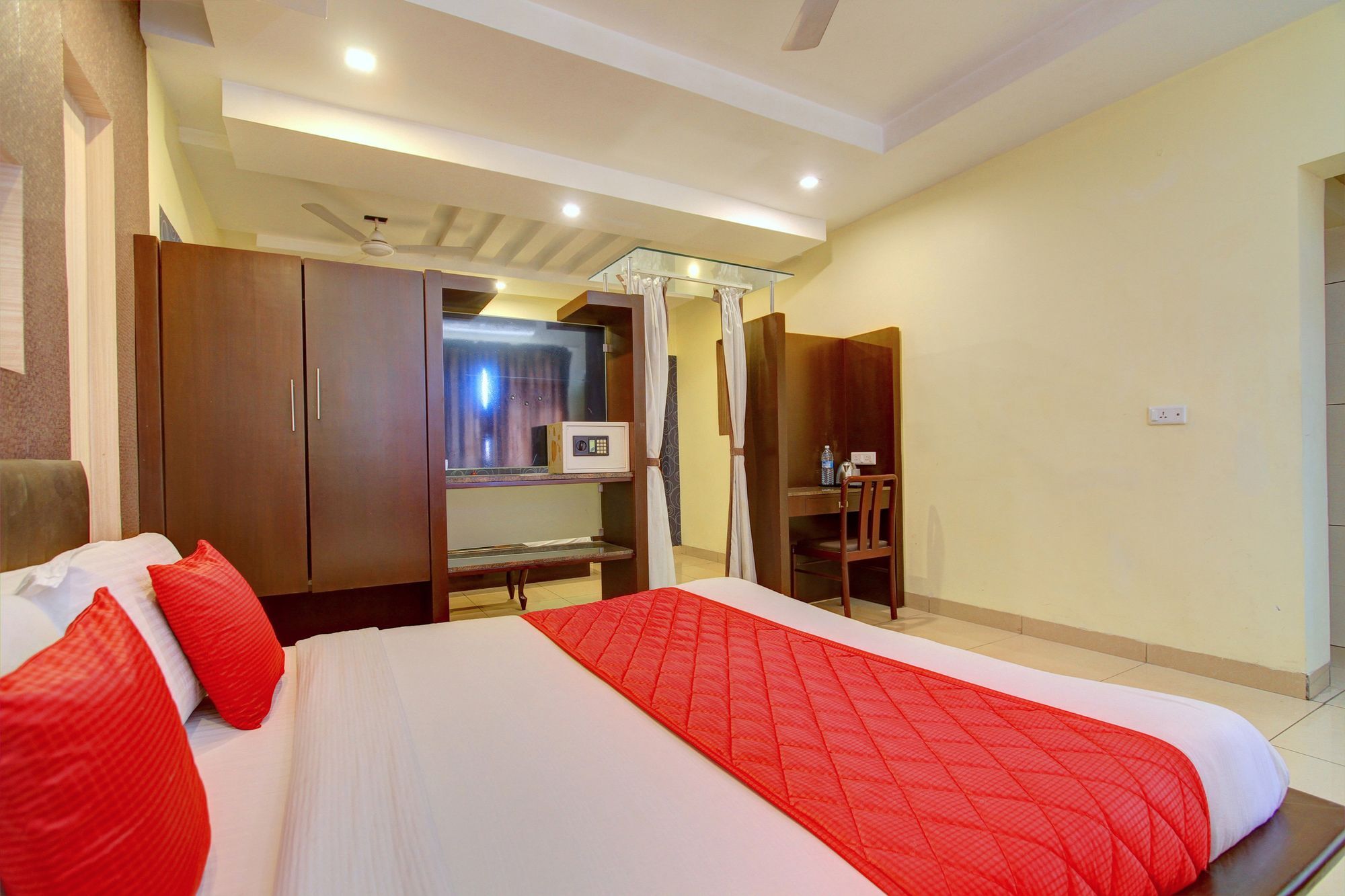 Oyo 4895 Abi Krishna Hotel Pondicherry Exterior photo