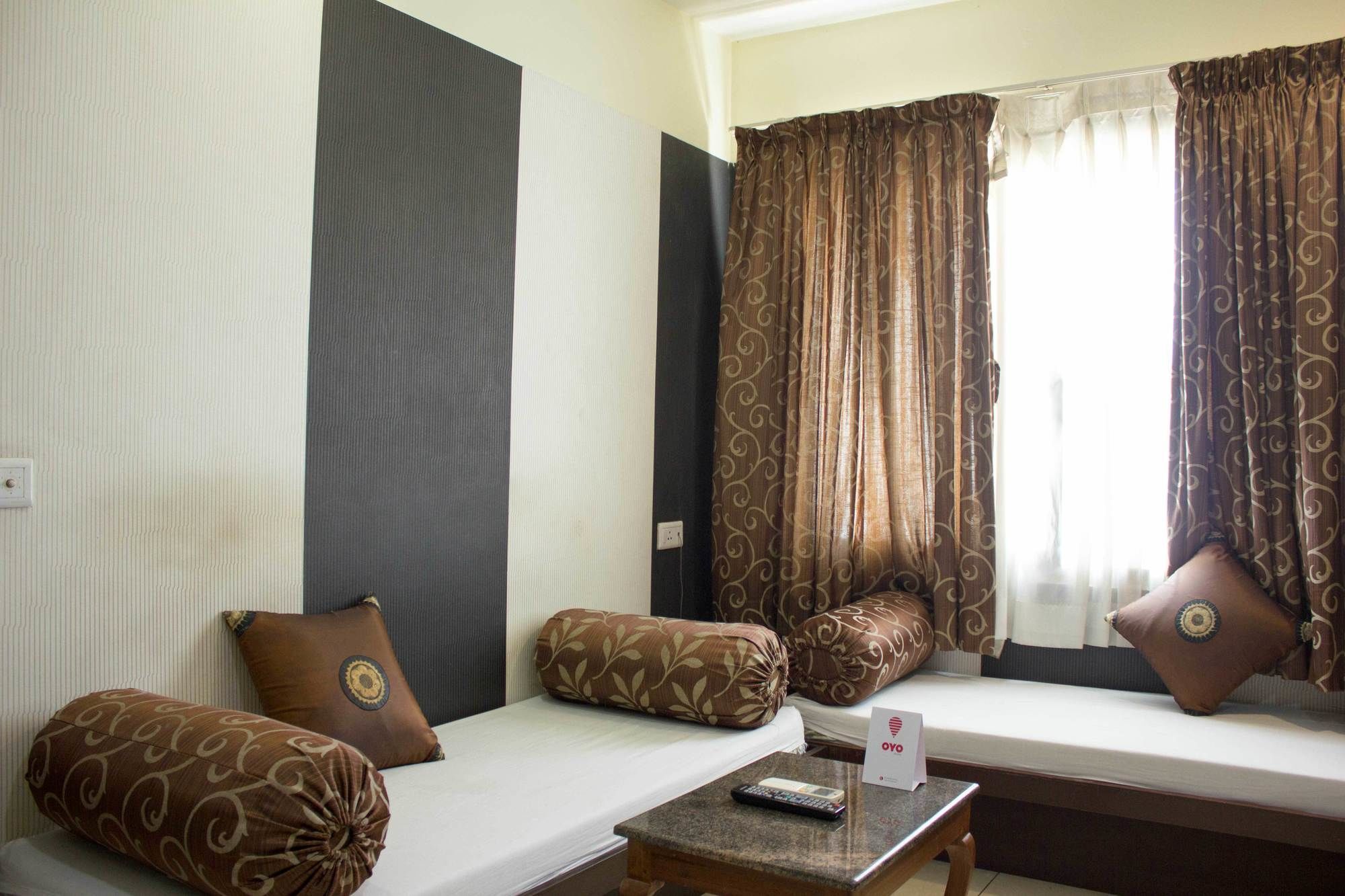 Oyo 4895 Abi Krishna Hotel Pondicherry Exterior photo