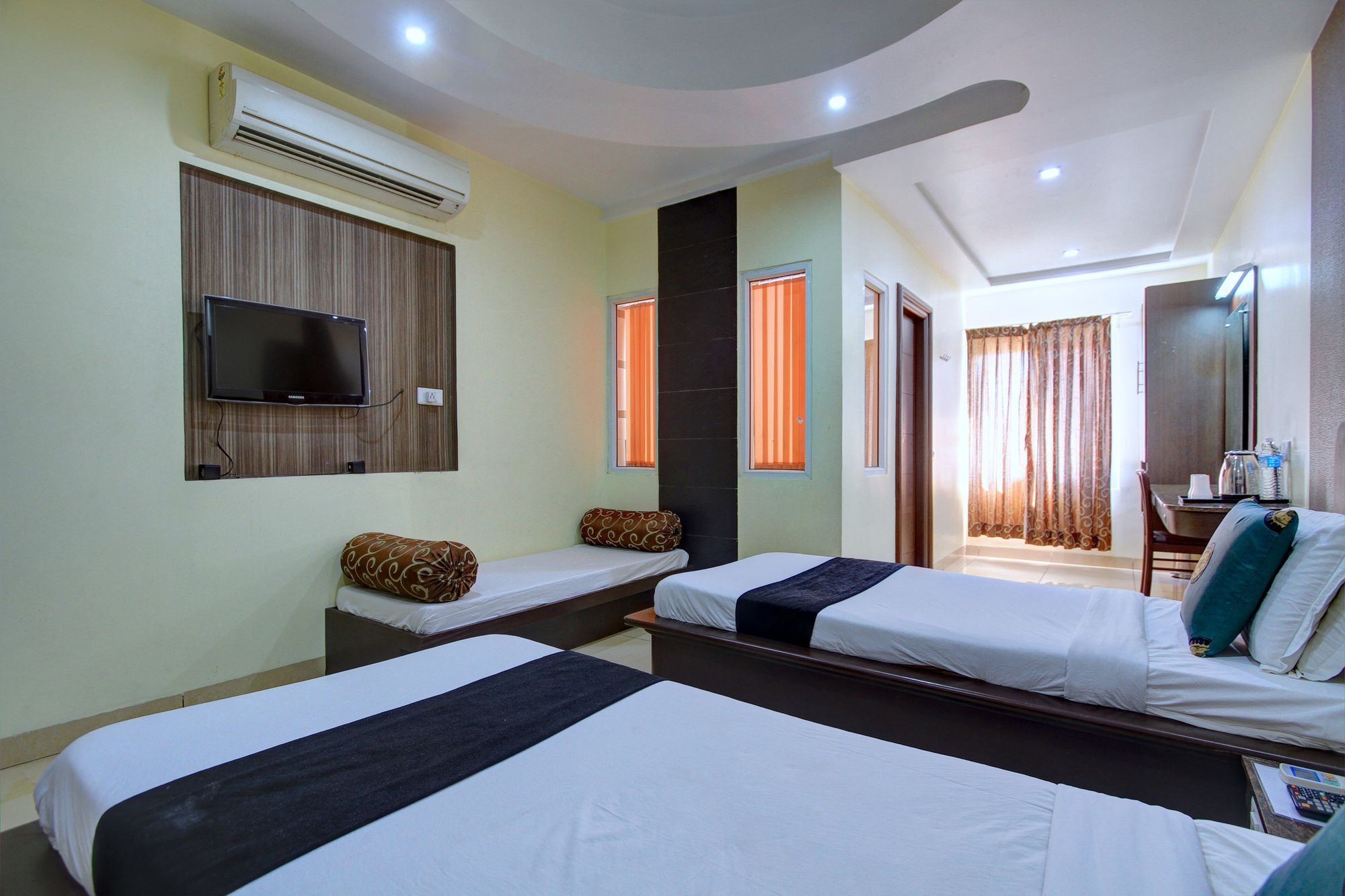 Oyo 4895 Abi Krishna Hotel Pondicherry Exterior photo